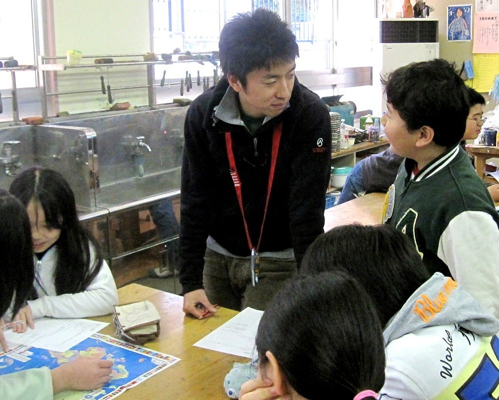 石川直樹氏と児童が話している写真